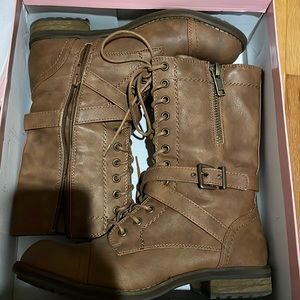 NWT never worn crown vintage brown / tan combat boot style: luciana